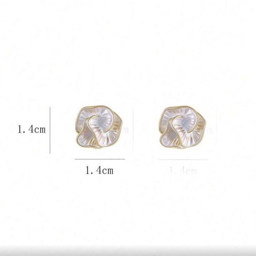 Golden Edge Pearl Earrings with pearl-like petal design and gold trim on a light gray background with measurement text.