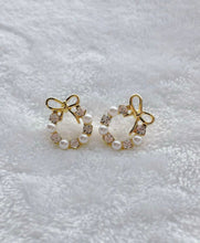 Load image into Gallery viewer, Bow Wreath Earrings