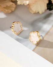 Load image into Gallery viewer, White Flower Earrings