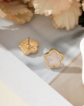 Load image into Gallery viewer, White Flower Earrings