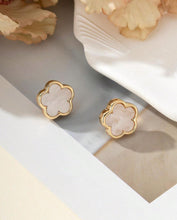 Load image into Gallery viewer, White Flower Earrings