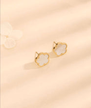 Load image into Gallery viewer, White Flower Earrings