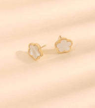 Load image into Gallery viewer, White Flower Earrings