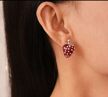 Load image into Gallery viewer, Strawberry Pearl Earrings