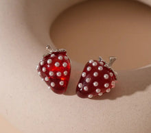Load image into Gallery viewer, Strawberry Pearl Earrings