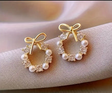 Load image into Gallery viewer, Bow Wreath Earrings