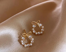 Load image into Gallery viewer, Bow Wreath Earrings