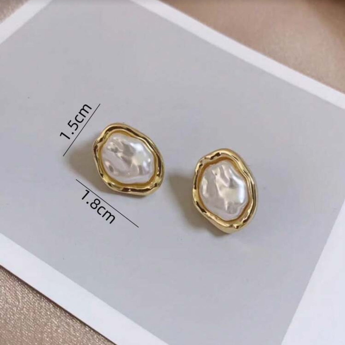 Iridescent Glow Pearl Studs on a white card with measurements.