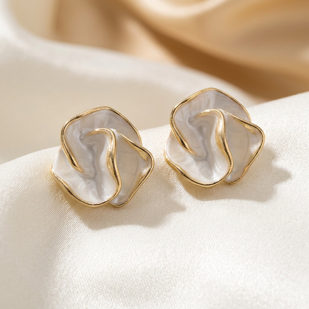 Golden Edge Pearl Flower Earrings