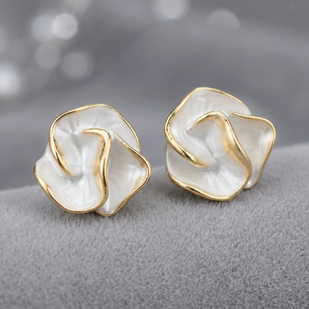 Golden Edge Pearl Flower Earrings